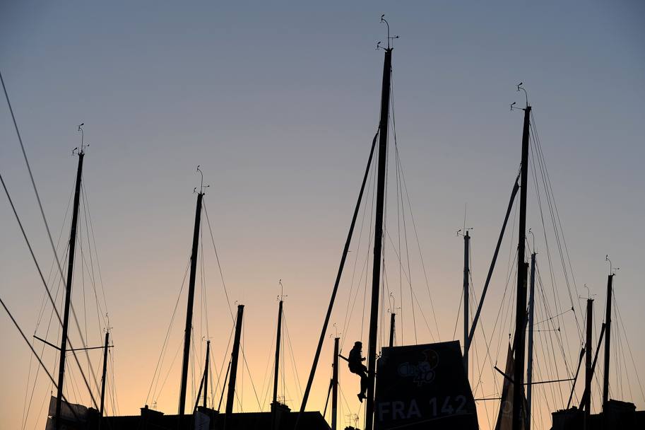 Controlli al tramonto a Saint Malo, in Bretagna. Arrampicato sull’albero di una barca in vista della &#39;Route du Rhum - Destination Guadeloupe&#39;, regata ion solitaria che si tiene ogni quattro anni tra Saint-Malo to Pointe--Pitre (Afp)